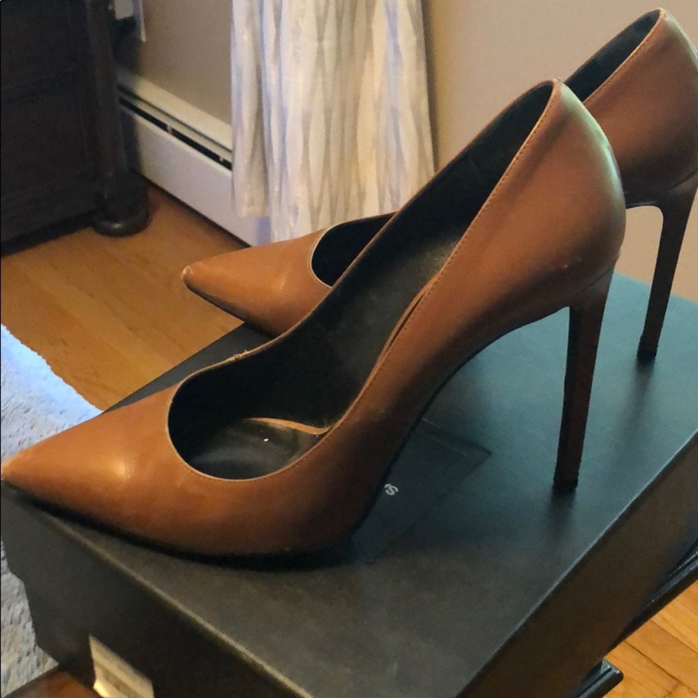 Saint Laurent brown leather pumps